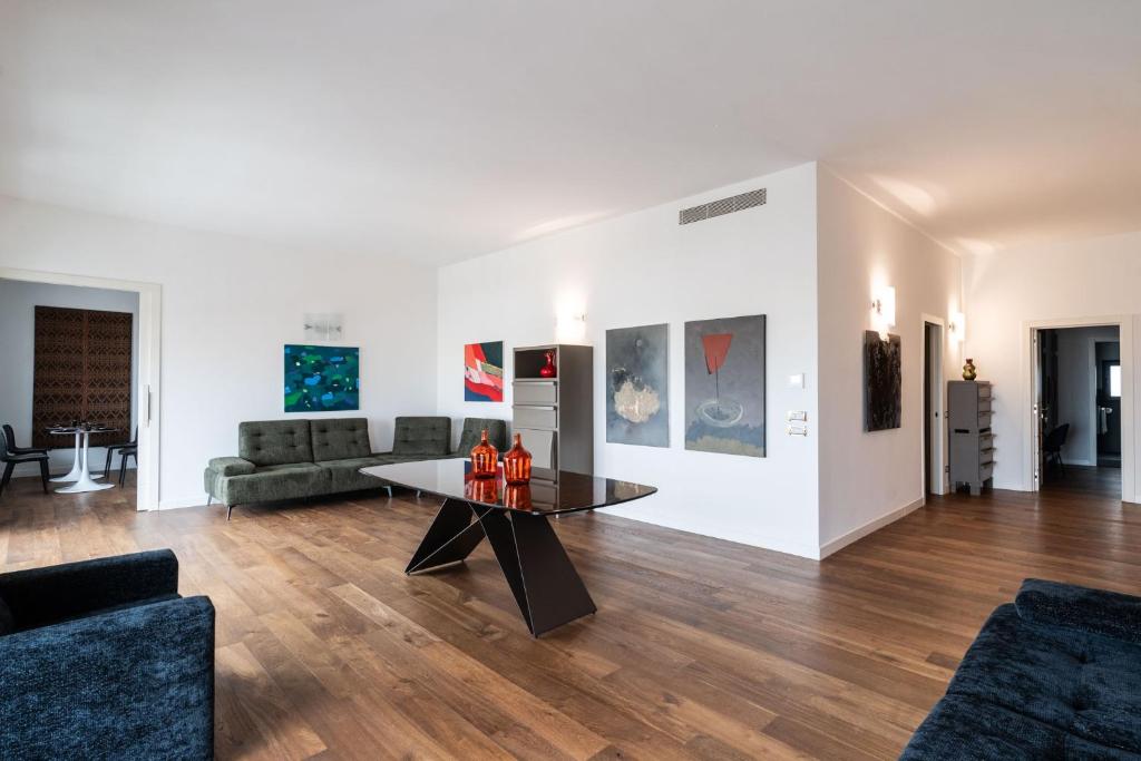 Les Suites - Camera